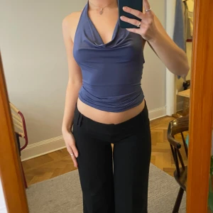 Blå halterneck topp - Så fin topp från bershka men använder aldrig. Strl xs. Är egentligen en body men har vikt upp på bilderna, se sista bilden för hur den ser ut inte uppvikt. Skriv för frågor 🥰