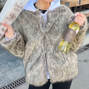 SUPERnajs faux fur jacka från Bershka - Första bilden är från när jag har den! Så ljusare irl, jätteskön, mjuk, oversized! Mkt bra skick