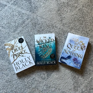 The Cruel Prince serien  - Läst ut alla böckerna, det är 1an, 2an o 3an i serien av Holly Black. Tycker böckerna fortfarande är i gott skick. 1 för 40kr, 3 för 100kr