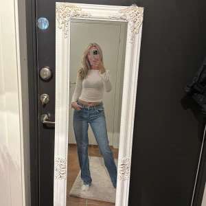 Zara jeans - Blå mid waist jeans ifrån Zara i storlek S 