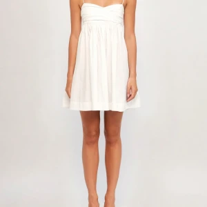 Studentklänning  - Jag säljer en söt vit kortklänning med tunna axelband som passar perfekt som studentklänning. Jag beställde två stycken (stolek S och XS) men ingen passade mig tyvärr så säljer därför vidare båda två. Dem är helt oanvända (bara testade) och prislappen är kvar.    