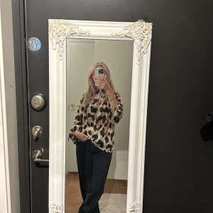Leopard blus  - Jätte fin leopard blus med snörning vid halsen/bröstet ifrån HM storlek XS