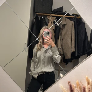 Ljusgrå satin skjorta - Ljusgrå satinskjorta ifrån hm i storlek XS