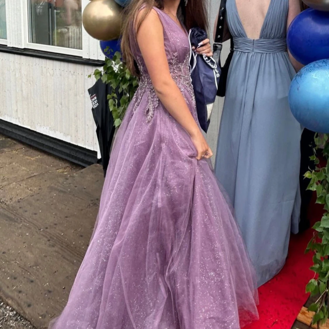 Ljuslila långklänning med silverglitter och broderier - 1