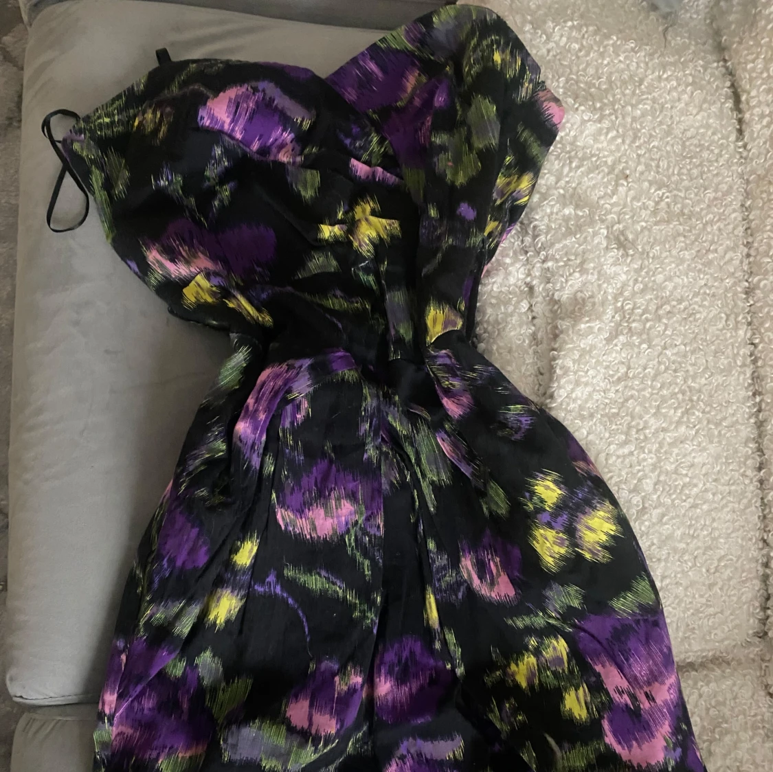 Svart mini klänning med blommigt mönster