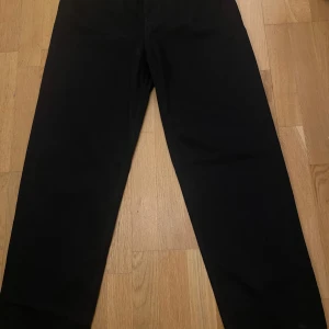 Svarta loose fit byxor från H&M - Säljer ett par svarta byxor från H&M i loose fit-modell. Byxorna har rundade ben och normal midja, perfekta för en avslappnad stil. Passar dig som gillar bekväma och stilrena byxor.dm för frågor inte använda 