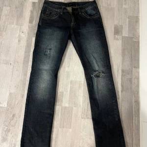 Svarta jeans med slitningar - Säljer ett par märkblåa rak-benta jeans med hål.   Jeansen är i mycket bra skick💕