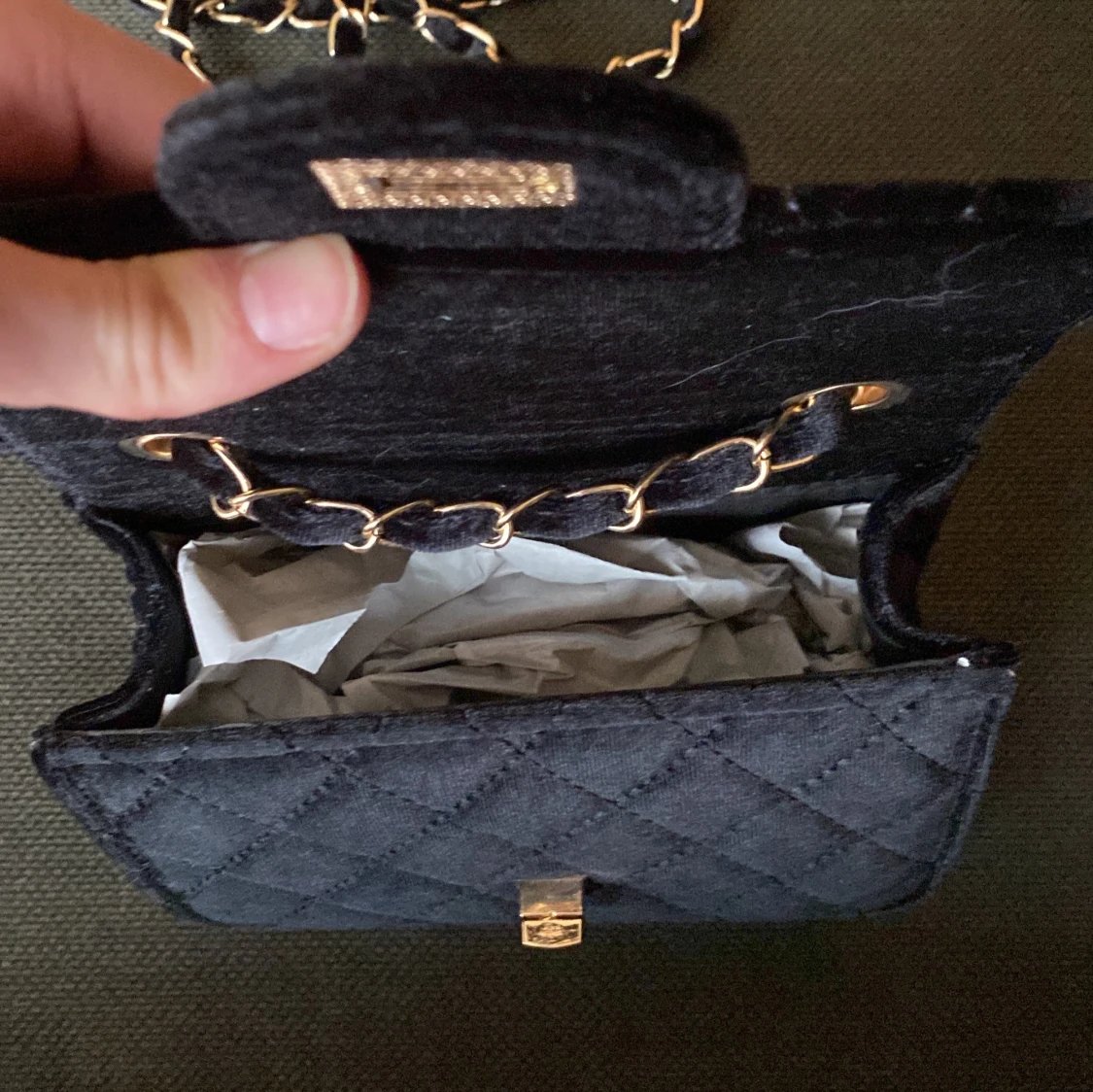 Svart quiltad axelväska med guldkedja - 2