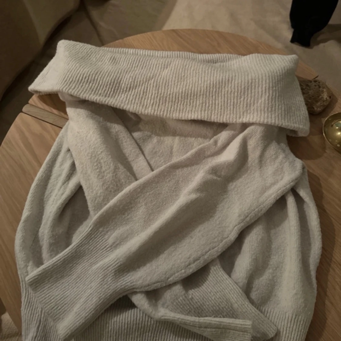 Vit offshoulder stickad tröja - 1