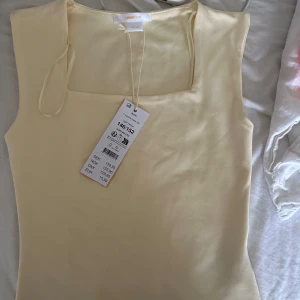 Gul topp Gina - Helt ny endast testad, slutsåld i alla storlekar på hemsidan. ❣️