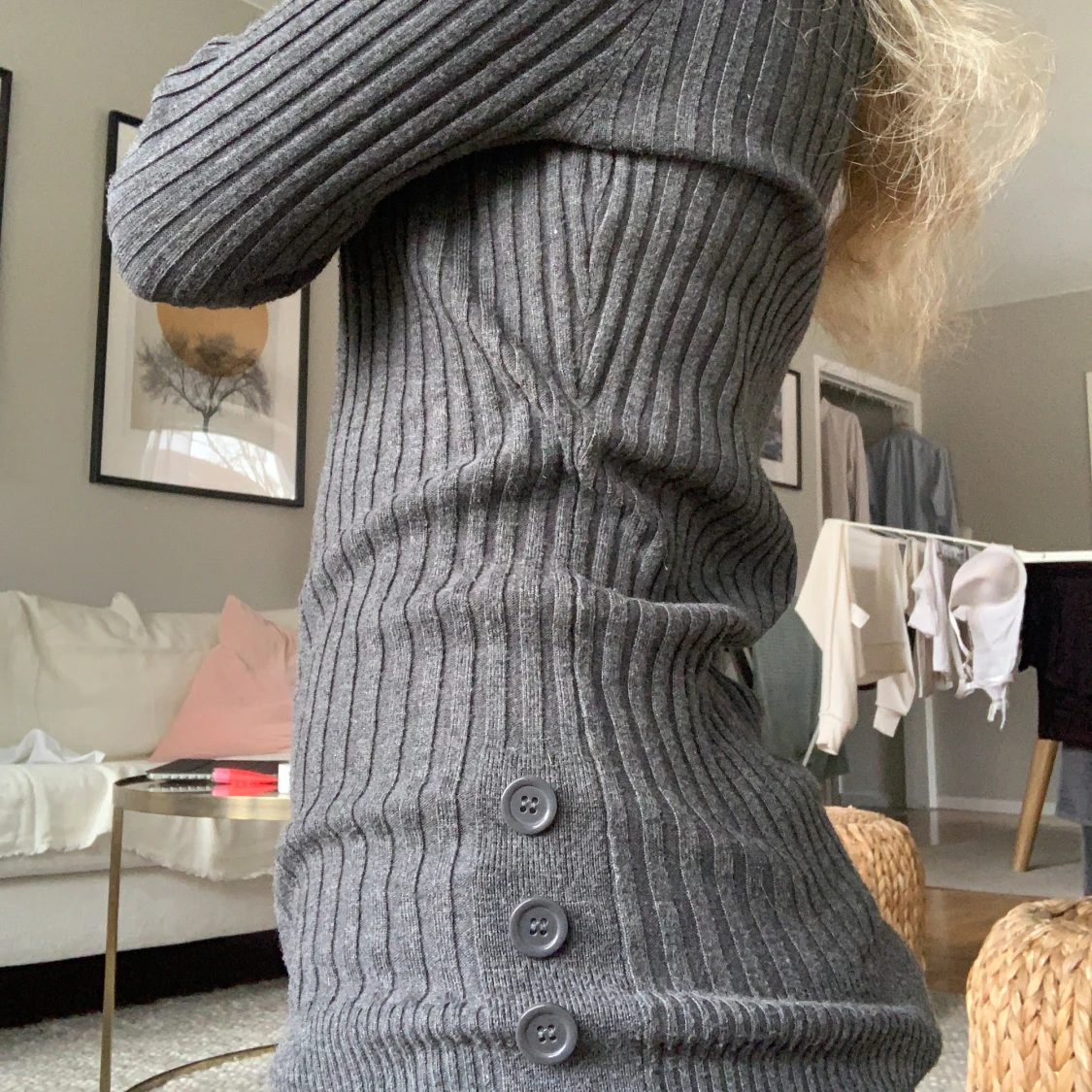Grå ribbad tröja med v-ringning - 1