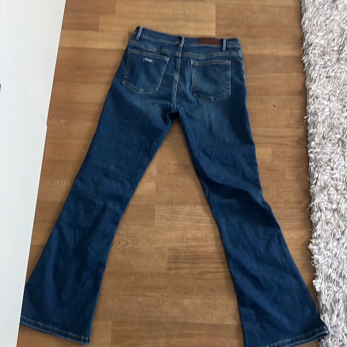 Jättefina mörkblå lågmidjade bootcut jeans med slitningar - 2