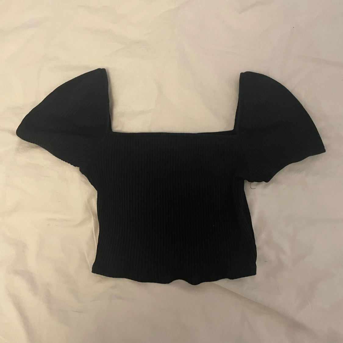 Svart croppad topp med puffärmar