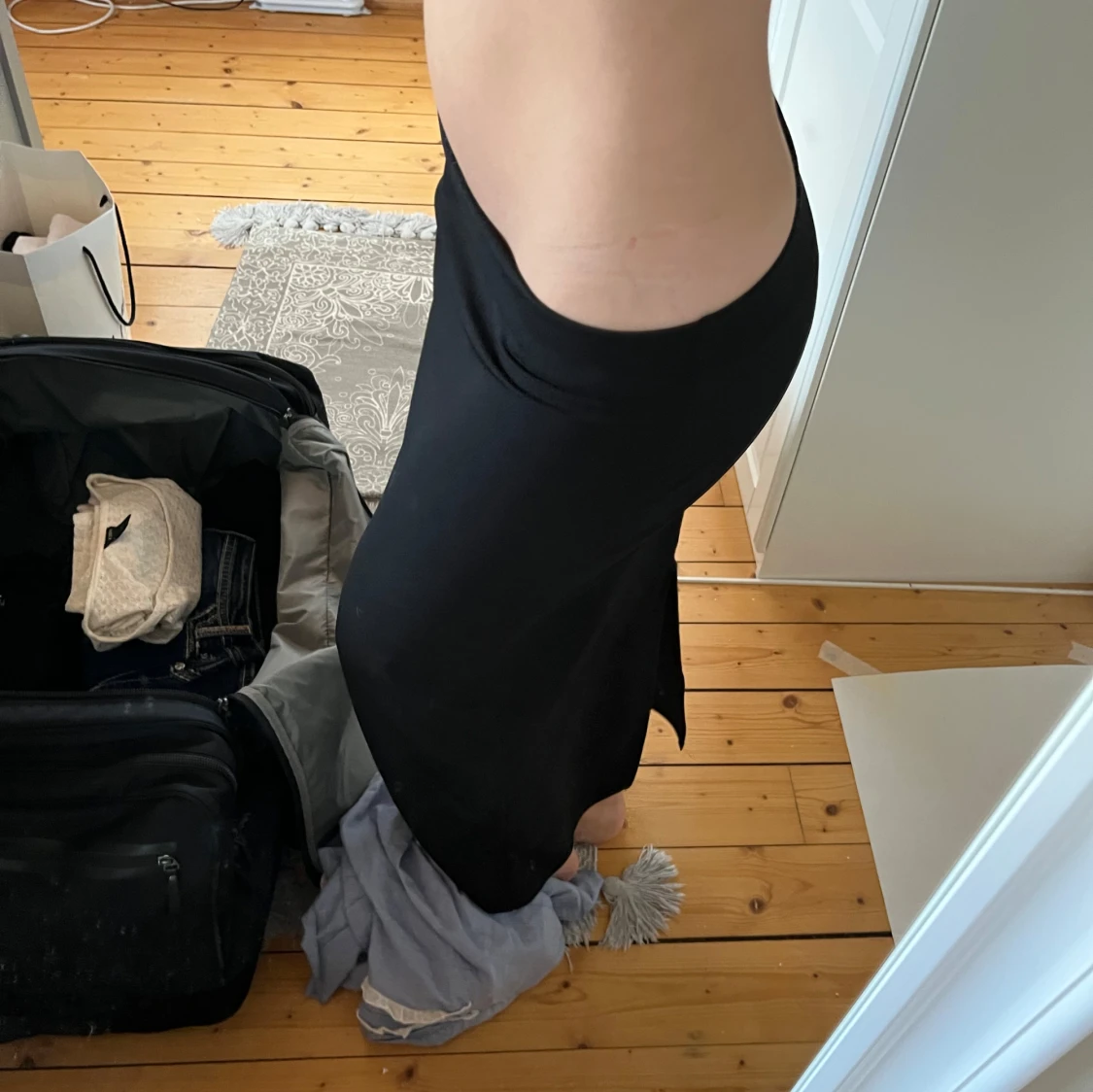 Svart långkjol i stretchigt material - 1