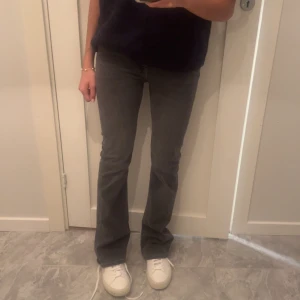 Grå bootcut jeans från Perfect Jeans - Säljer ett par gråa bootcut jeans från Gina som inte finns längre. De är i nytt skick storlek 164 och är låga i midjan! 