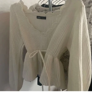 Tröja - Super gullig tröja med knyte, kort modell. 