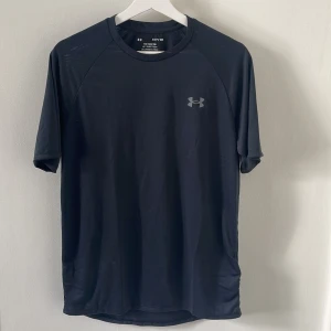 Under armour träningströja - Sprillans ny träningströja från Under Armour! Aldrig använd utan endast testad, strl S men passar nog M också! Skriv vid frågor bara!