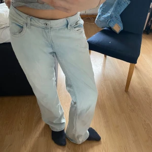 Ljusa bootcut jeans, 44 - Storlek 44. ( dem är för stora för mig men jag skulle säga att dem är midwaist) byxorna har lite smuts där nere eftersom att dem är för långa för mig men det går säkert bort med tvätten :)) tryck på köp nu🫶hör av er vid frågor 💕