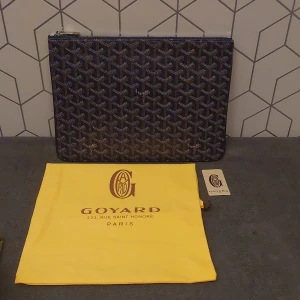 Marinblå datorväska - Säljer en snygg marinblå datorväska/clutch || helt ny || pris kan diskuteras vid snabb affär 