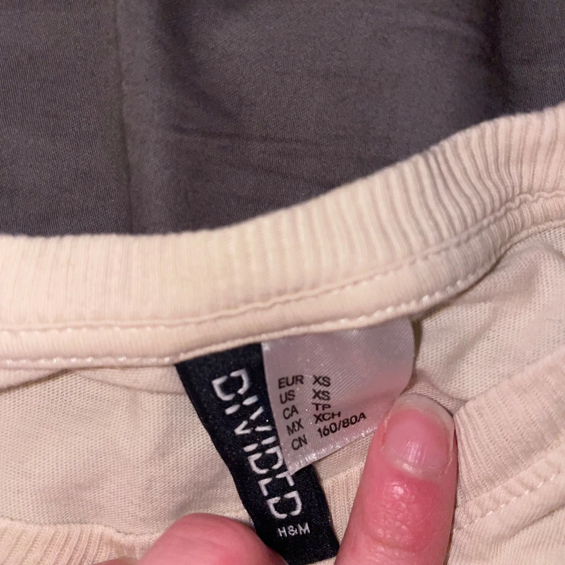 Beige t-shirt med blått tryck från H&M Divided - 2