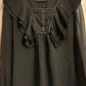 Coquette topp - En fin blus/topp som ger Coquette vibes och endast använd fåtal gånger, priset går att diskutera vid snabb affär🤍s-m