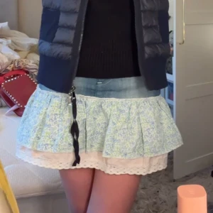 Jeanskjol med volang - Jätte snygg och unik jeanskjol! Midjemått 36 cm💕