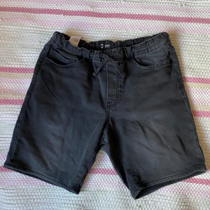 Jogger shorts - Jogger shorts med knytbar midja samt fickor bak och fram! Sparsamt använda, kan synas ytterst lindrigt slitage på insidan vid taggen (se tredje bilden), övrigt inga defekter eller skavanker!🌸  