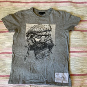 Officiell wesc T-shirt  - Officiell wesc T-shirt med tryck på framsidan! Går inte längre få tag på. Sparsamt använt och i mycket bra skick, ytterst lindrigt nött på framsida tagg samt tagg i nacken. Inga defekter. Pris kan diskuteras 🤗