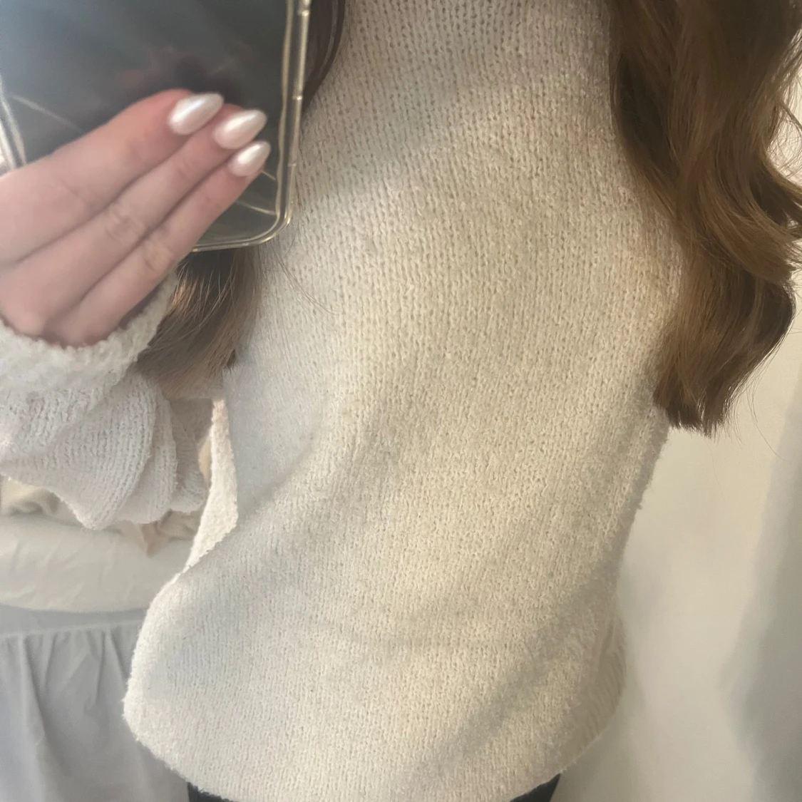 Krämvit stickad tröja med rund hals - 1