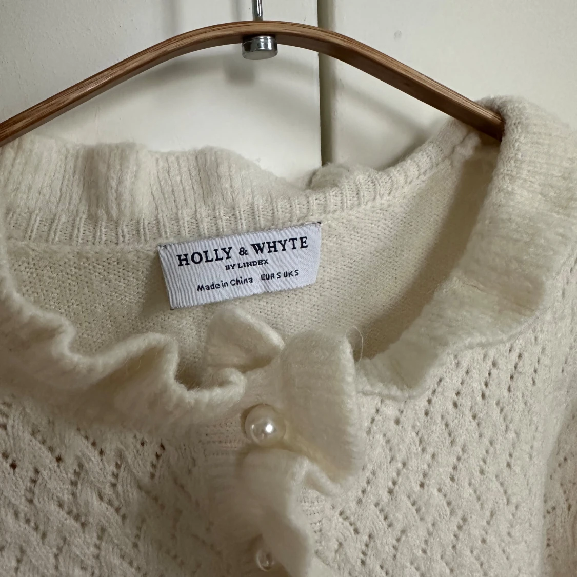 Vit stickad tröja med pärlknappar från Holly & Whyte - 1