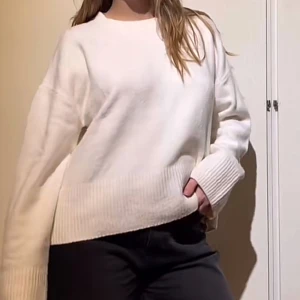 Vit stickad tröja  - Tröja från &other stories, lite nopprig 