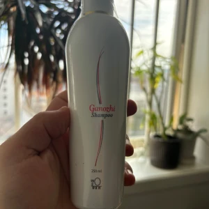 Ganozhi Shampoo 250 ml - Ganozhi Shampoo från DXN i en vit plastflaska med röd text och smal design. Innehåller 250 ml och är framtagen för hårvård. Passar dig som vill ha ett milt och vårdande schampo.