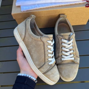 Louboutin skor - Säljer nu ett par extremt sällsynta och sjukt feta Louboutin skor! Sjukt rare cw. Skick 9/10. Size 41 fits 42! Vad ingår? Box, dustbag, biega extrasnören! Hör av dig vid intresse🤩