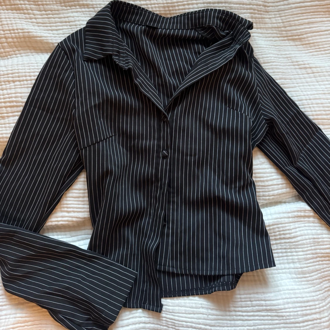 Svart skjorta med vita ränder - 3