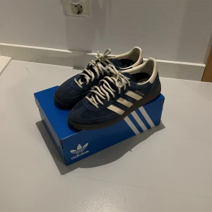 Adidas Spezial  - Säljer ett par Adidas Spezial sneakers i blå mocka med vita detaljer och klassiska tre ränder. 