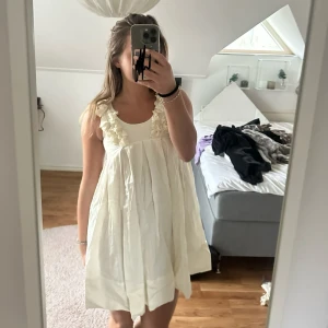 Studentklänning/ sommarklänning  - Köpt för längesen 🩷 Använd vid ett tillfälle. Väldigt fina volang/blomm detaljer 