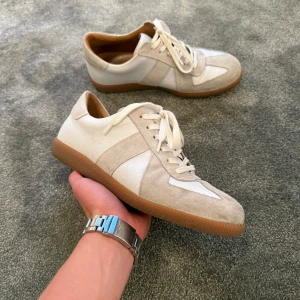 GATS först till kvarn - Säljer nu dessa riktigt feta GATsen i storlek 41! Vita med mocka detaljer, perfekta till sommarn☀️Skick: 8/10, lite använda vilket syns i bilderna, inga defekter. Hör av er vid minsta fundering🙌🏽