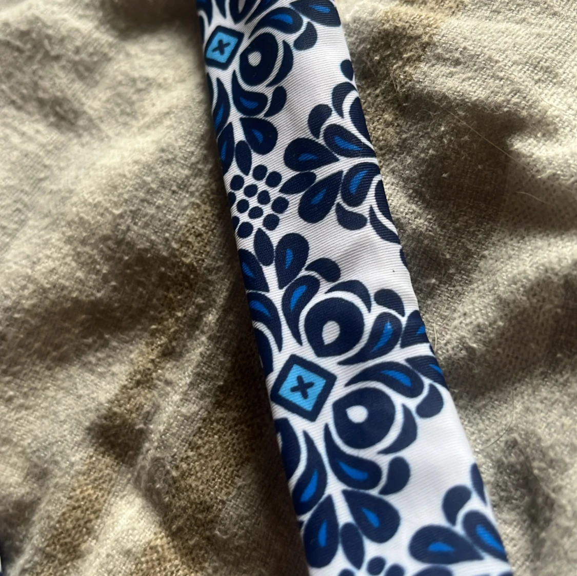 Blåvit bikini med mönster och knyt - 3