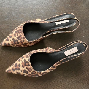 Leopardmönstrade pumps 🐆 - Säljer ett par otroligt snygga pumps från Nelly med leopardmönster och spetsig tå. Köpta på Vinted, men passade inte mig. 🐆 klack 4 cm.
