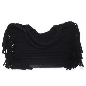 Svart axelväska med fransar - Svart axelväska, köpt på sellpy. Säljer på grund av att jag inte fått anvöndning för den men den är i fint skick sen innan💕