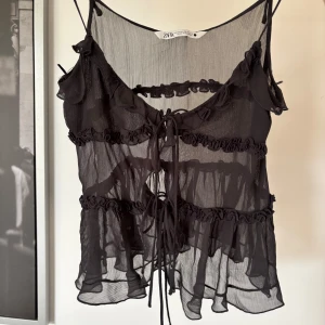 Zara topp - Säljer denna otroliga volangtoppen från Zara i strl XS som passar både till fest men även till andra tillfällen! Så himla fin, skön att ha på sig och superbra skick. Skriv om du har frågor 💓