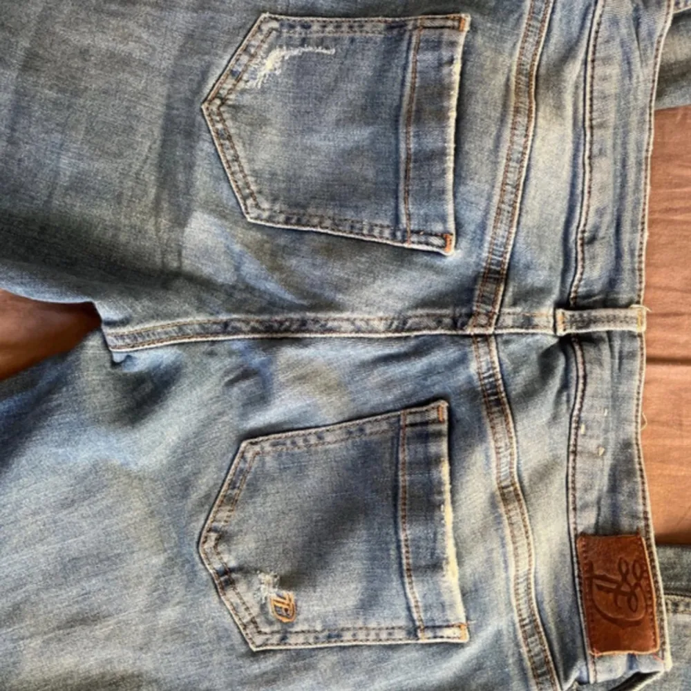 Lågmidjade jeans som tyvärr inte passa mig. Det är slitna längst nere men annars i bra skick!❤️. Farkut & Housut.