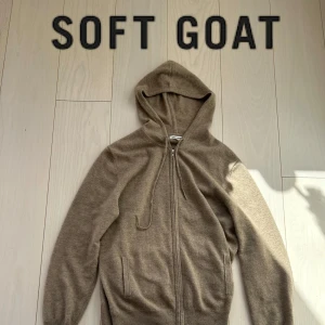 Soft Goat kashmir zip-hoodie - Säljer denna sjukt snygga kashmir zip hoodien från soft goat. Hoodien har inga skador och är väldigt välskött str L men passar även M