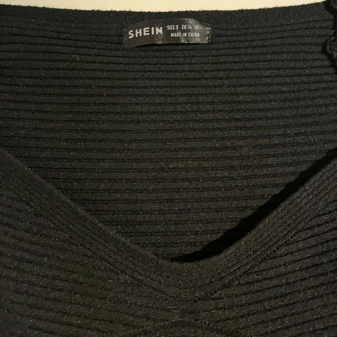 Svart ribbad topp från SHEIN - 2