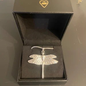 Trollslända halsband - Halsband från IOAKU som knappt är använt!