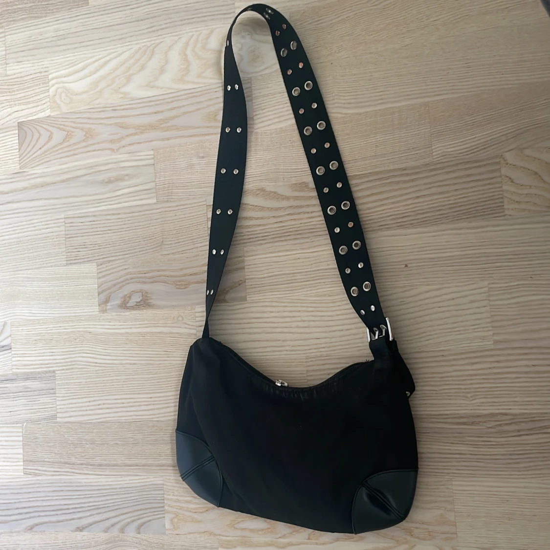 Svart axelväska från Weekday - 1