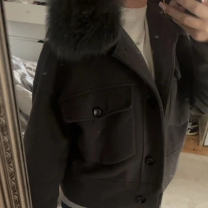 Mörkgrå jacka  från Meotine stl xs/s - Säljer en mörkgrå jacka från Meotine i storlek XS/S. Jackan har stora fickor framtill, knappar och en stor pälskrage. Alla knappar sitter på inte tappar någon ny pris runt 3000kr mitt pris 1200+frakt då den inte Kmr till användning!