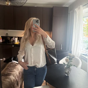 Vit skjorta med knappar - Säljer en klassisk vit sammet skjorta med knappar framtill från Zara.