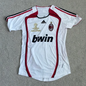 AC MILAN TRÖJA - Nu säljer jag min alldeles nya AC Milan fotbollströja i vitt med röda och svarta detaljer, officiell Champions League-märkning och Kaka 22 på ryggen. Adidas-logga och klubbmärke på bröstet. Kortärmad modell i lätt och ventilerande material. Denna säljs för jättebra pris!! 