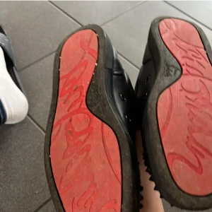 Christian Louboutins - Säljer ett par svarta sneakers från Christian Louboutin i läder. Skorna är i bra skick och har tagits hand om väll. Skorna kommmer med båda vita och svarta skosnören och tvättas innan de skickas. Hör av er vid intresse eller frågor (är även intresserad av byten)